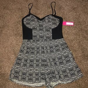 Black and white romper ! Size medium. Never worn😊